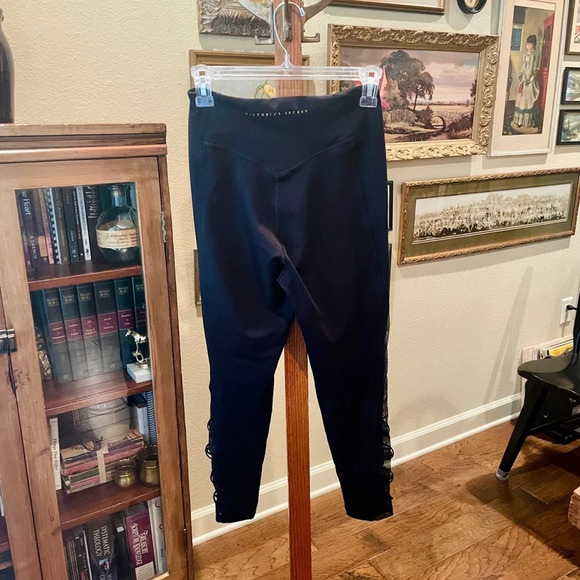 Victoria’s Secret Incredible Essential high rise leggings mesh calves SZ 8 black - Picture 5 of 9